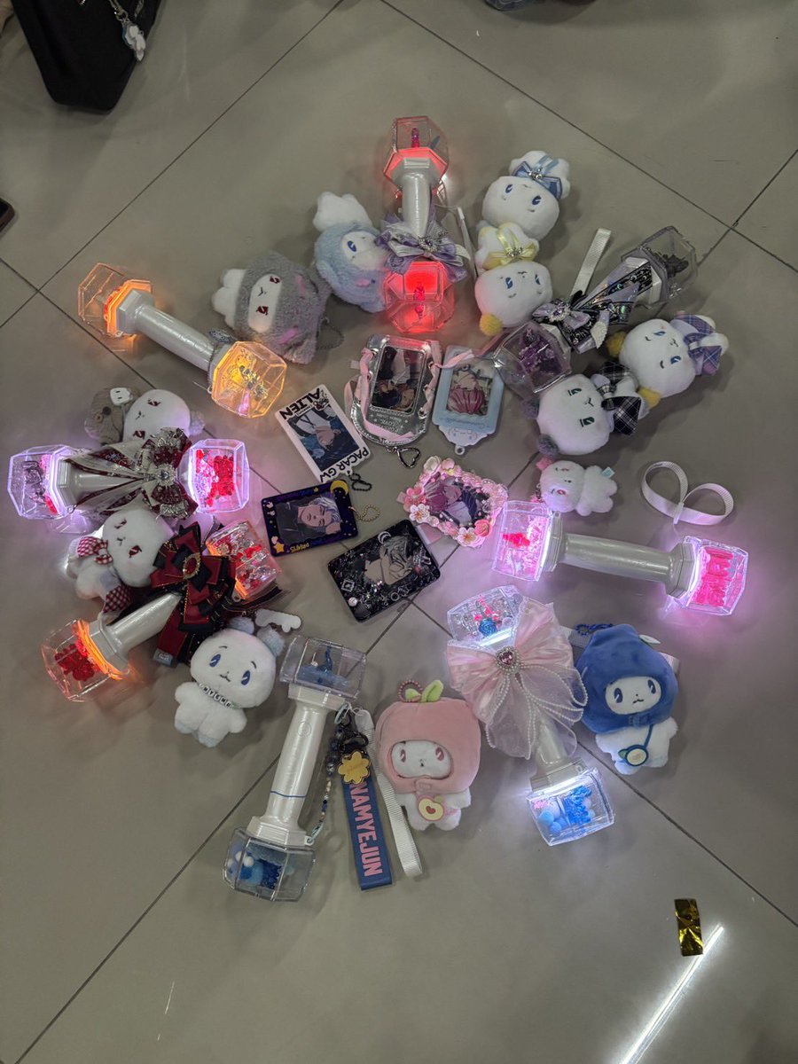 Is it normal for getting cuteness aggression from this pict? I love being plli so much😭🫶💙💜💗❤️🖤