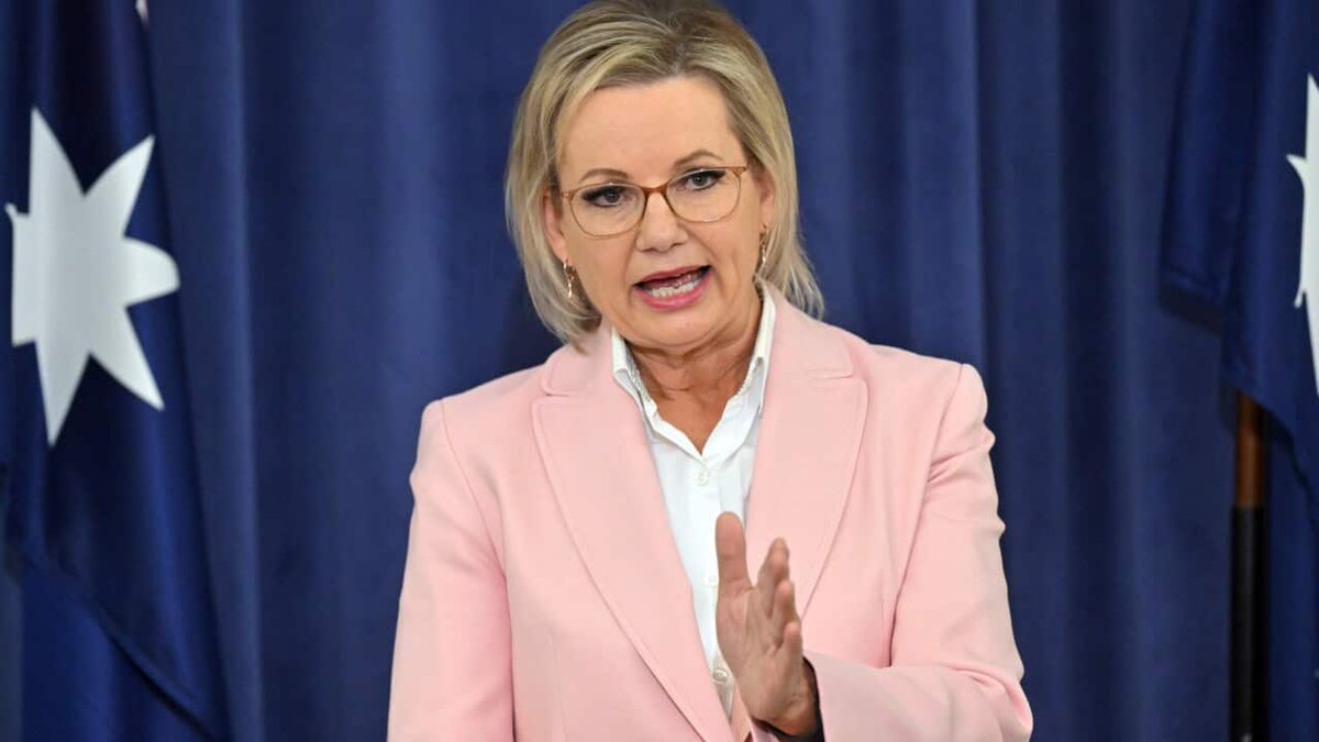 Imagine Sussan Ley meeting Trump. She’d probably curtsy and bow her head 😉👑 #auspol #Trump