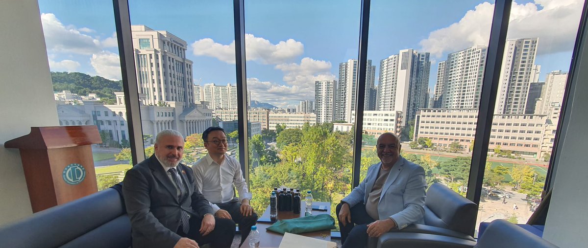 EgitimSeul's tweet image. Eğitim Müşavirimiz, Hankuk Yabancı Çalışmalar Üniversitesi (HUFS) Türkiye ve Azerbaycan Çalışmaları Bölümü ev sahipliğinde düzenlenen etkinlikte, Vatan Grup’un kurucusu Sn. Hasan Vatan ve Samsung Elektronik Türkiye Başkanı Sn. Cho Cheol-Ho ile bir araya geldi.