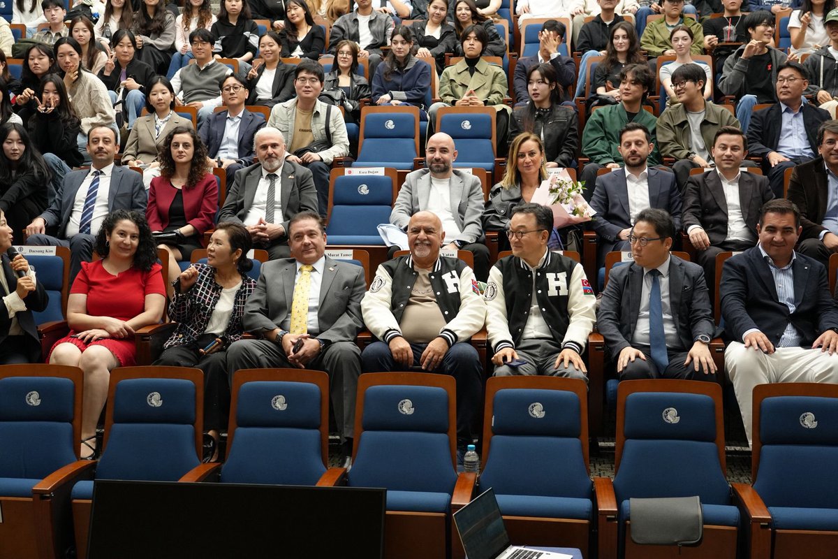 EgitimSeul's tweet image. Eğitim Müşavirimiz, Hankuk Yabancı Çalışmalar Üniversitesi (HUFS) Türkiye ve Azerbaycan Çalışmaları Bölümü ev sahipliğinde düzenlenen etkinlikte, Vatan Grup’un kurucusu Sn. Hasan Vatan ve Samsung Elektronik Türkiye Başkanı Sn. Cho Cheol-Ho ile bir araya geldi.