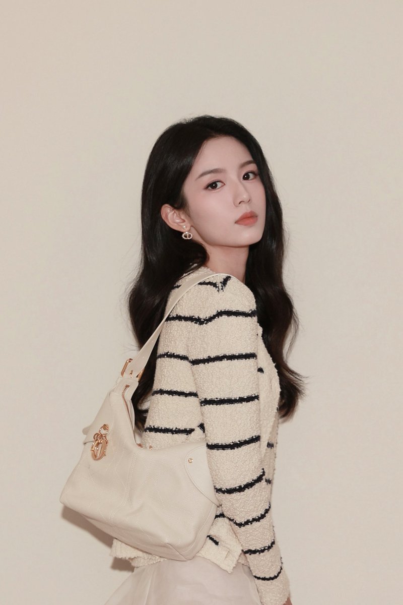 SimplyZhouYezi's tweet image. Pretty portraits in Paris 🦢 

Zhou Ye in #Dior ~