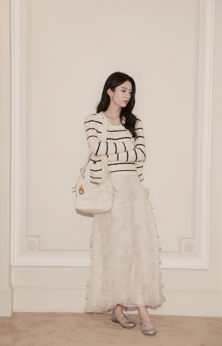 SimplyZhouYezi's tweet image. Pretty portraits in Paris 🦢 

Zhou Ye in #Dior ~