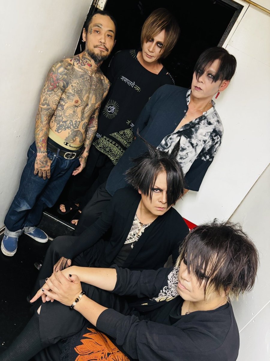 昨夜の10/20diesイベント
目黒LIVESTATION
揺らせたかな。

観に来てくれた方ありがとう♪
共に揺れてくれた方ありがとう♪

P∞LのLIVEはいつになるか分からないけど
またいつか
揺れましょう♪