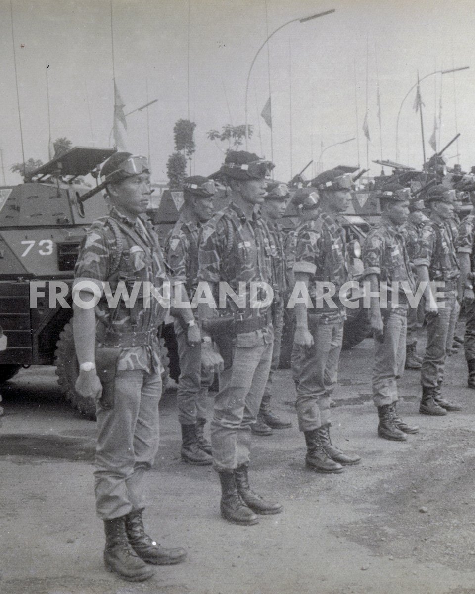 loreng kavaleri kostrad, late 60s, based on splinter camouflage. ini versi early printnya, nanti ada lagi 2nd print yang dominan coklat. foto koleksi pribadi. 

as pak Ken said: initially they only used the top.