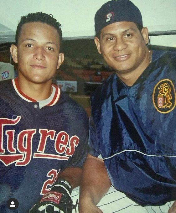 EdicionFinal's tweet image. #lvbp | Miguel Cabrera y Bob Abreu con sus respectivos equipos en la LVBP cuando eran jugadores activos.

#edicionfinal #beisbol #venezuela