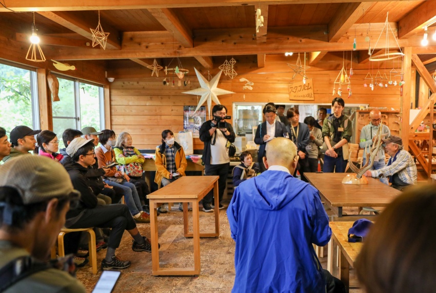 hannoforest's tweet photo. ／ #はんのう森林みらい塾2025　Session 1 ダイジェスト ＼ 
当日は雨だったため、開校式は室内で行われました☔️塾長の挨拶から始まり、塾生��ちの自己紹介。その後名栗湖畔にある #名栗カヌー工房 を見学。 創業者の #山田直行 さんお話を聞きました🛶
@naguri_canoe
#埼玉県 #飯能市 #森林人材育成 https://t.co/mXGswMj7YL