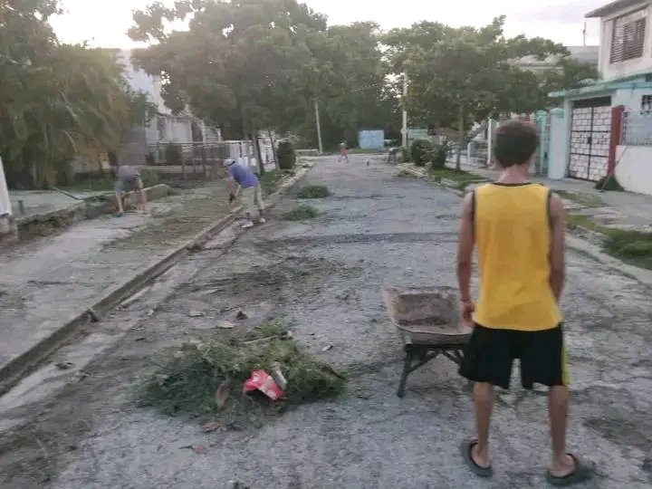 issita_01's tweet image. Nuestros delegados del #PoderPopular se movilizan como guardianes de la salud, librando una batalla decisiva contra los riesgos ambientales.
Con acciones concretas de limpieza y saneamiento, cortan de raíz los espacios donde el mosquito intenta proliferar.