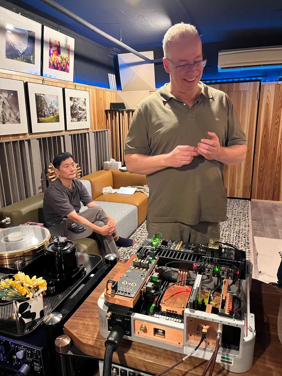 sisaudio's tweet photo. 昨日は、Taiko Audioのエミール・ボックご夫妻に、何と当店にご来店頂きました！！

また、エミールさんご来店のお時間に合わせて、平日の月曜日にもかかわらず多数のTaiko Audioユーザー様にもご来店頂き、色々とご質問をして頂きまして、エミールさんにもお客様にも大変お楽しみ頂けまして誠に嬉しい限りでした♪

私は、エミールさんに当店のサウンドチェックとアドバイスを依頼させて頂き、様々なアドバイスを頂きまして大変勉強になりました！

また、エミールさん自らオリンパスの内部の構造や解説を丁寧にして頂き、大変勉強になりました！

中が気になっていた電源部は「トロイダルトランスではなく、EIコアのトランスで、フローティングしています。」とか、どんなケーブルを使用しているか聞くと、「試聴室で使用している電源ケーブルはアクロリンクのそれほど高くない物です。」とか、以外な事実をたくさん知る事ができました！

そして、エミールさんのお話を聞いている中で、一貫してブレていない考え方がわかりました。

それは、「決して先入観をもたず、製品やケーブルなど全ての選択肢の評判や価格にとらわれる事なく、自分が自然で癖がなく良いと思ったものを、自分で探し出して使用する姿勢」です。

どのメーカーも、世界のトップレベルの製品とケーブルを自社の試聴室に取り揃えるのが常識の中、エミールさんは常識にとらわれず、自分で時間をかけて比較試聴して、本当に良いと思ったものを使用しています。

しかも完璧な調音が施された広大な試聴室を3つも所有しており、大型ホーン+ウーファーのシステムなど様々なシステムは写真を見ただけでは全てのメーカーを言い当てる事はできない、独創的で興味深いシステムです。

飽くなき探究心と好奇心でデジタルオーディオの未来を切り開くエミールさんは、天才的でありながら、驚くほど自然体でフレンドリーな方でした。

エミールさんに、「あなたの試聴室に行きたいです！」と言うと、「ぜひ来てください！春はチューリップ🌷が綺麗なので、春に来てください！オランダ観光もしましょう！」と言ってくれました！

エミールさんご夫妻は、本当に素敵過ぎました！また会いましょう！

エスアイエス　中谷