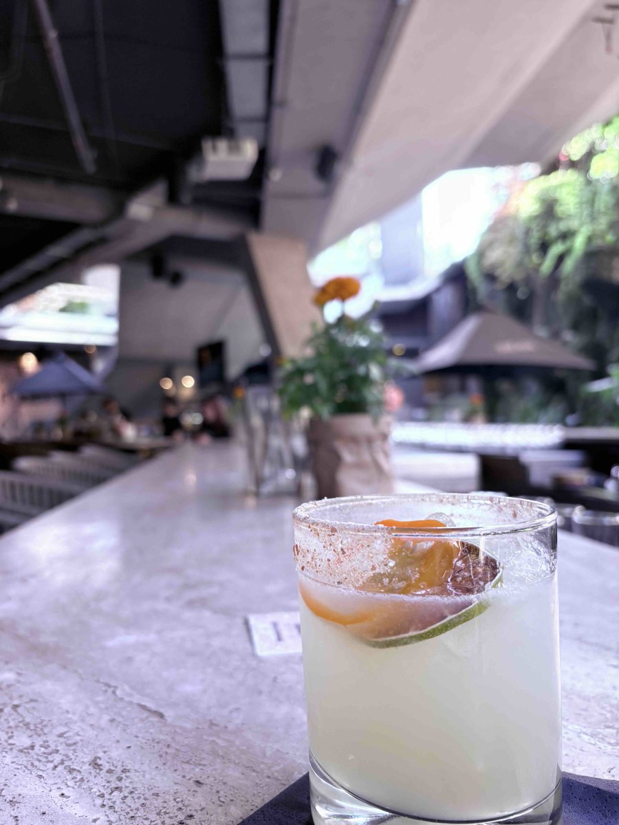 A New York spirit in Santiago 🇨🇱✨ Lolita Jones blends NYC energy with Cali-style Tex-Mex comfort. Came solo for the Spicy Margarita, stayed for the warmth, beans &amp; bold flavours. nicoletakesflight.com/solo-dining-in…
#SoloSipsAndBites #NicoleTakesFlight #SantiagoEats