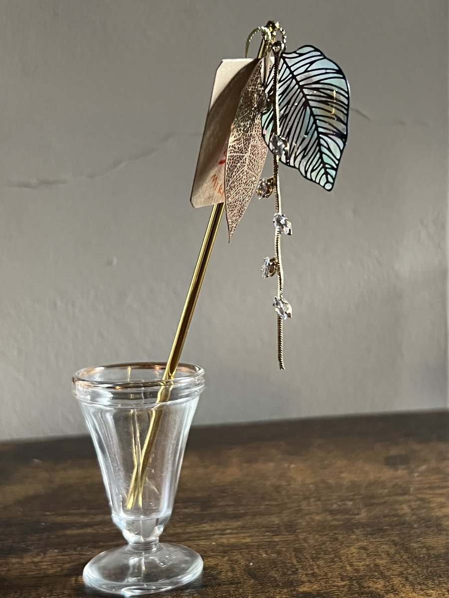 shino_huyu_mon's tweet image. メインテーマは『色が遊ぶ』
角度によって色が変わって見えるキラキラしたもの✨を中心に、季節の植物などのアクセサリーを作っています。
minne→minne.com/items/43846807
委託販売先→固定投稿から
みんなでシェア企画展！ありがとうございます！＠Lupopo_cafe