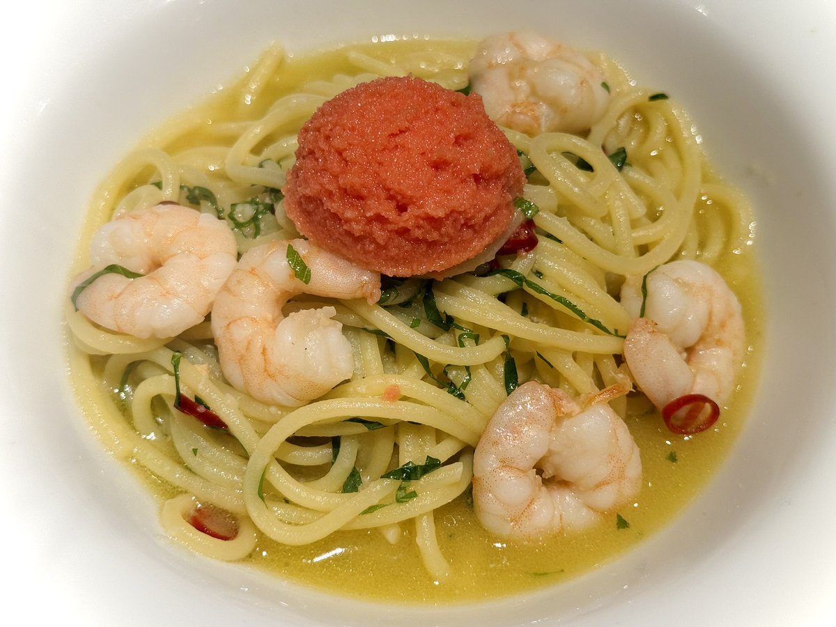 お昼は
美味しいパスタが食べたく
自由が丘に在る
『パスタバル MiKiYA's』にて
「青じそと小海老」に
「明太子」をトッピング。

tabelog.com/tokyo/A1317/A1…

4種ある生パスタの中から
スタンダードなスパゲッティーニを選択。

大葉と海老
僕の好きな食材のコラボ
そして
熱々のパスタが旨かった！