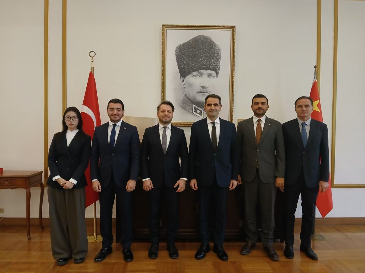 Büyükelçi Selçuk Ünal, 2025 Çin Rüzgar Gücü Fuarı ve 16. Çin Uluslararası Petrol ve Kimyasal Konferansı'na katılmak üzere Çin'i ziyaret etmekte olan Cumhurbaşkanlığı Yatırım Ofisi temsilcilerimizi kabul etmiştir.