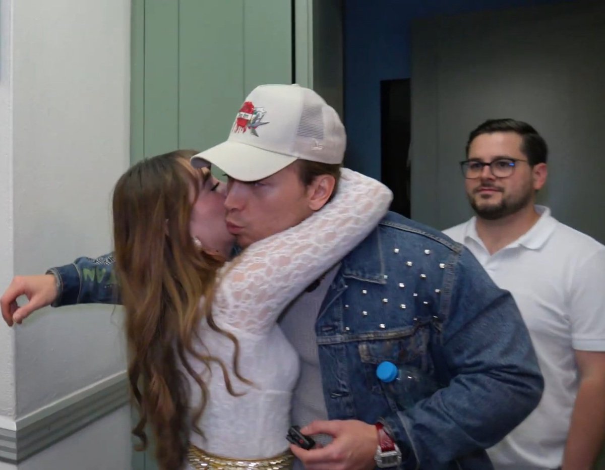 a mi siempre me toca ser adrian