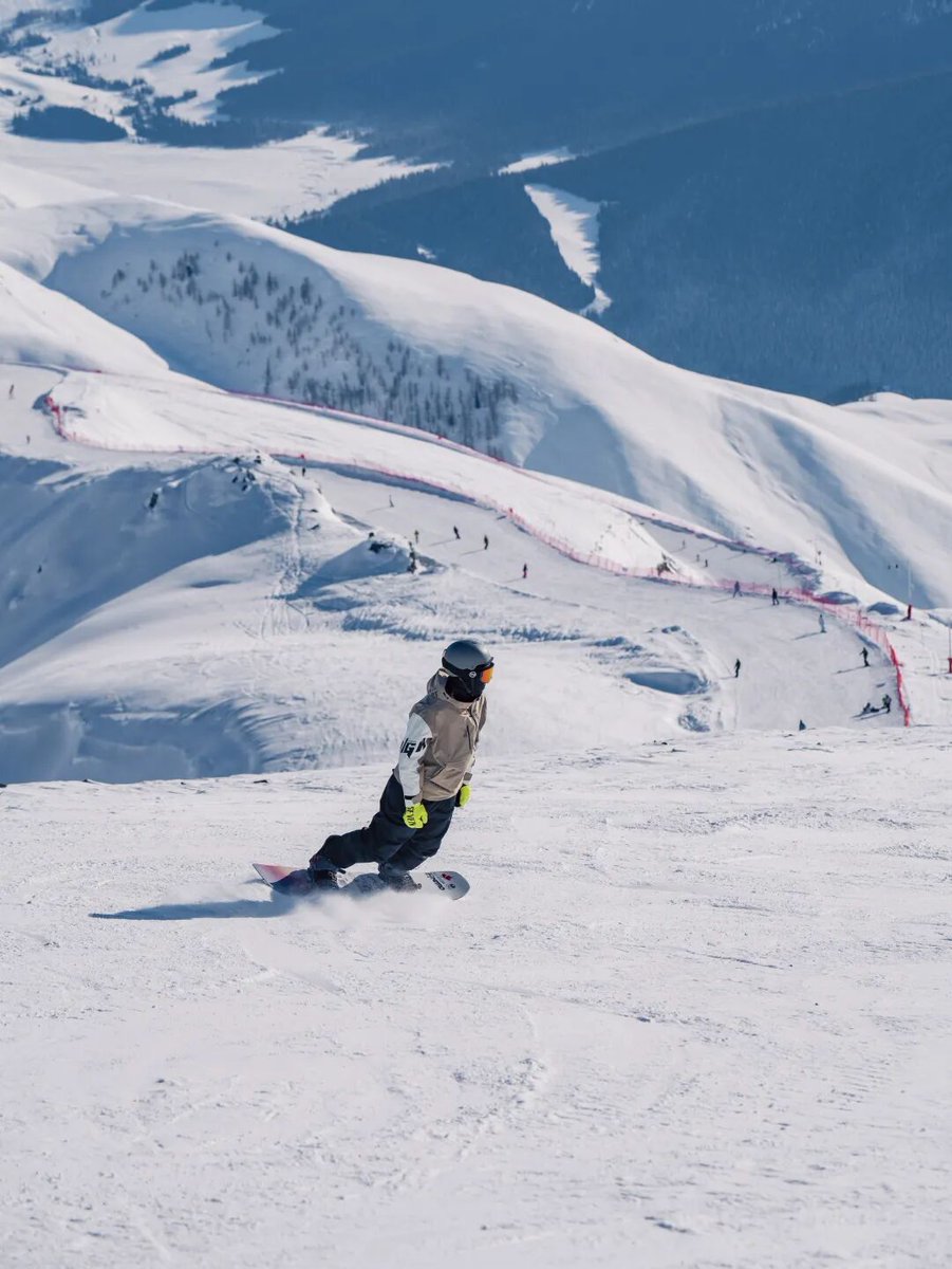 Koktokay International Ski Resort, the Northern Hemisphere’s earliest non-glacial ski resort, begins snow prep once 15 cm (6 inches) falls. With 50 machines at work, natural snow blends with ultra-fine powder for a silky-smooth ride.
