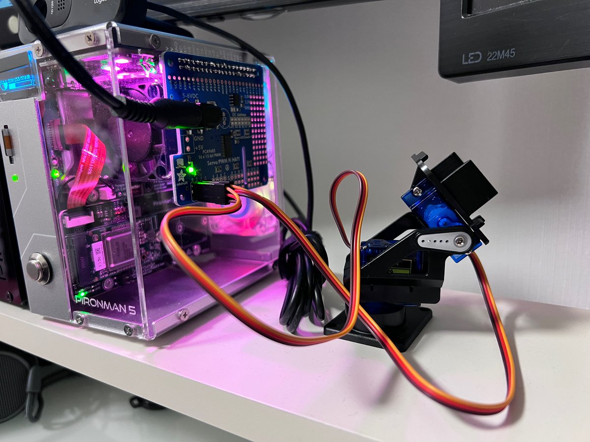 murasametech's tweet image. Raspberry Piカメラは広めの画角を持ちますが、設置角度が固定だと見たい方向を変えられないのが課題です。
そこでサーボHATとパンチルトキットを使えば、Pythonで上下左右に動かせるようになり、広い画角を有効に活用できます📸✨
防犯や顔認識などにも応用しやすいですよ!
#RaspberryPi…