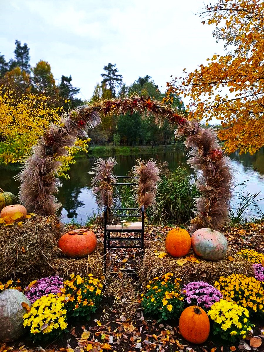 DigitalArtKyiv's tweet photo. A beautiful autumn in one of Kyiv's districts. May this autumn day bring you peace and harmony. With love from Kyiv. #RomanticArt #DigitalDreams #AutumnMuse #DigitalArt #Autumn #Romance #AutumnRomance #art https://t.co/D05OoD5egu