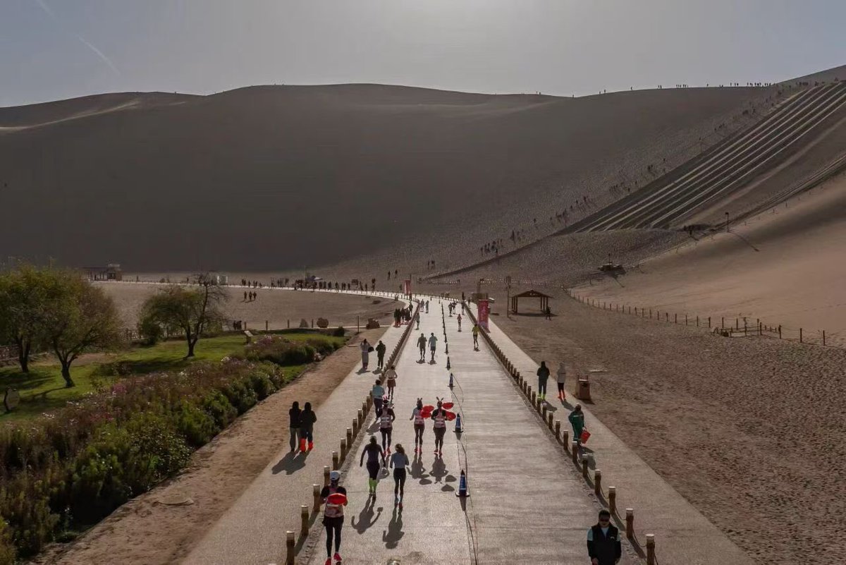 The timing of the 2025 Dunhuang Half Marathon was successfully completed.