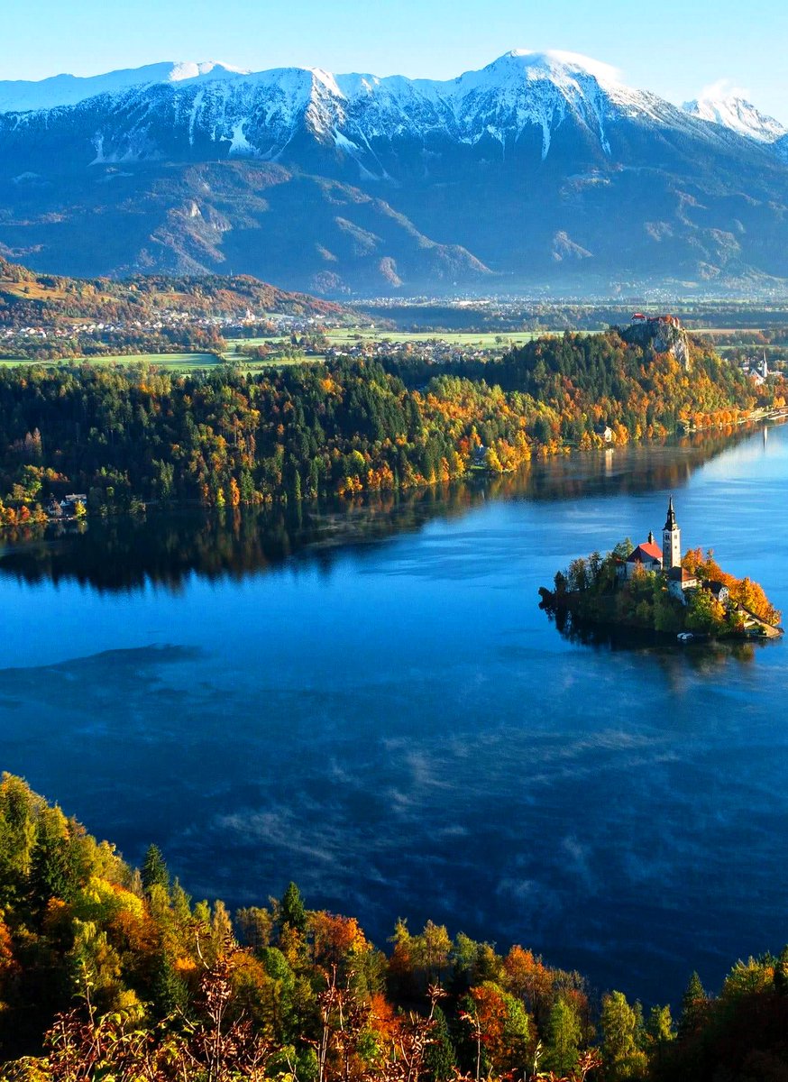 Beautiful autumn season around Lake Bled, surrounded by the Julian Alps in northwestern Slovenia  🇸🇮