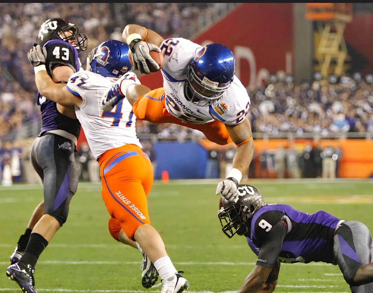 MikeFPrater's tweet image. Chilling AP photo that Boise State fan @anthony_loders sent me ... winning TD in the 2010 Fiesta Bowl.

No. 47 Dan Paul #RIP
No. 22 Doug Martin #RIP