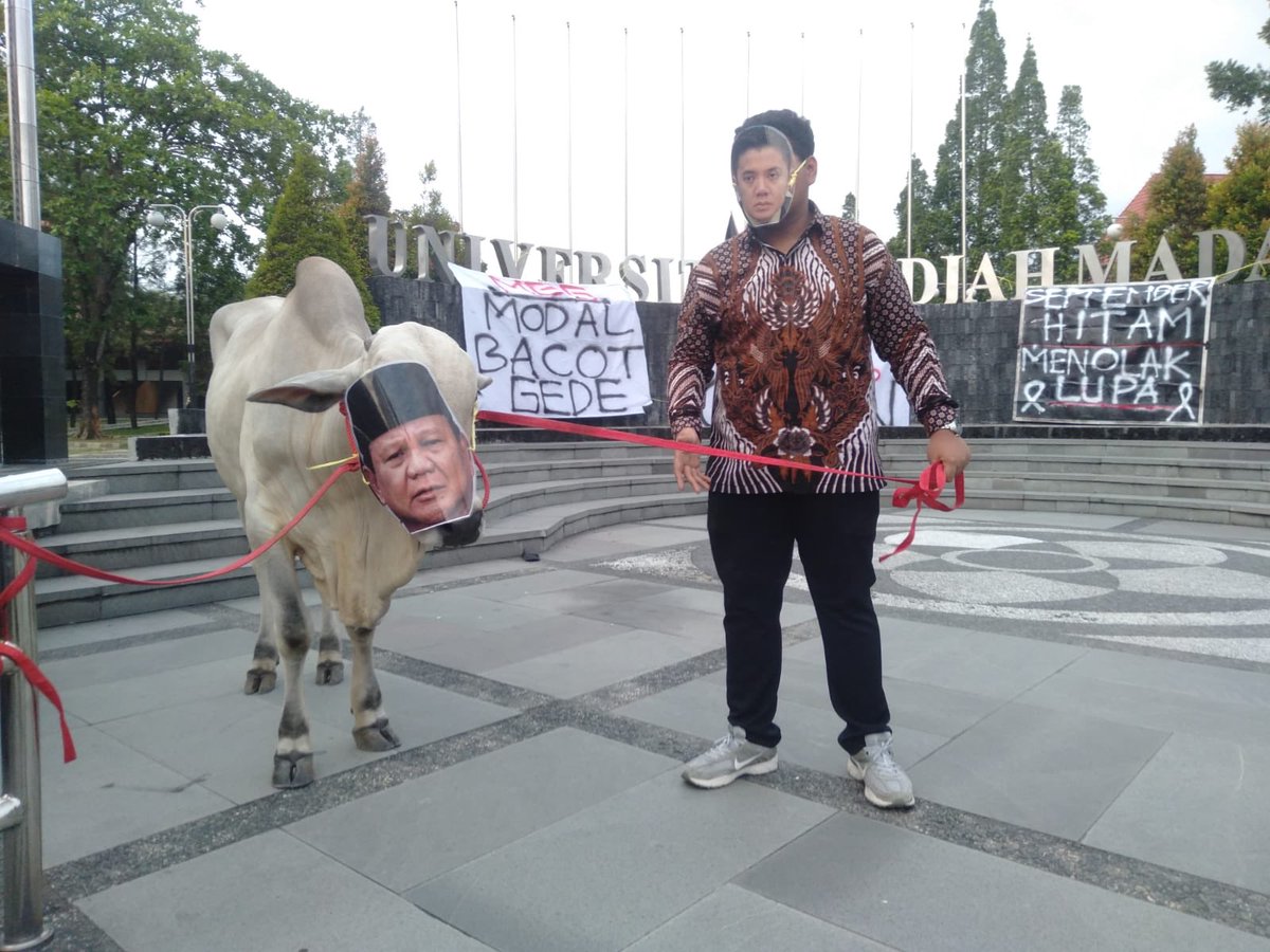 ???

Ini baru bulan lalu lho, dan waktu itu SBY tersinggung keras

Ini malah Prabowo ngediemin aja wkwkkww