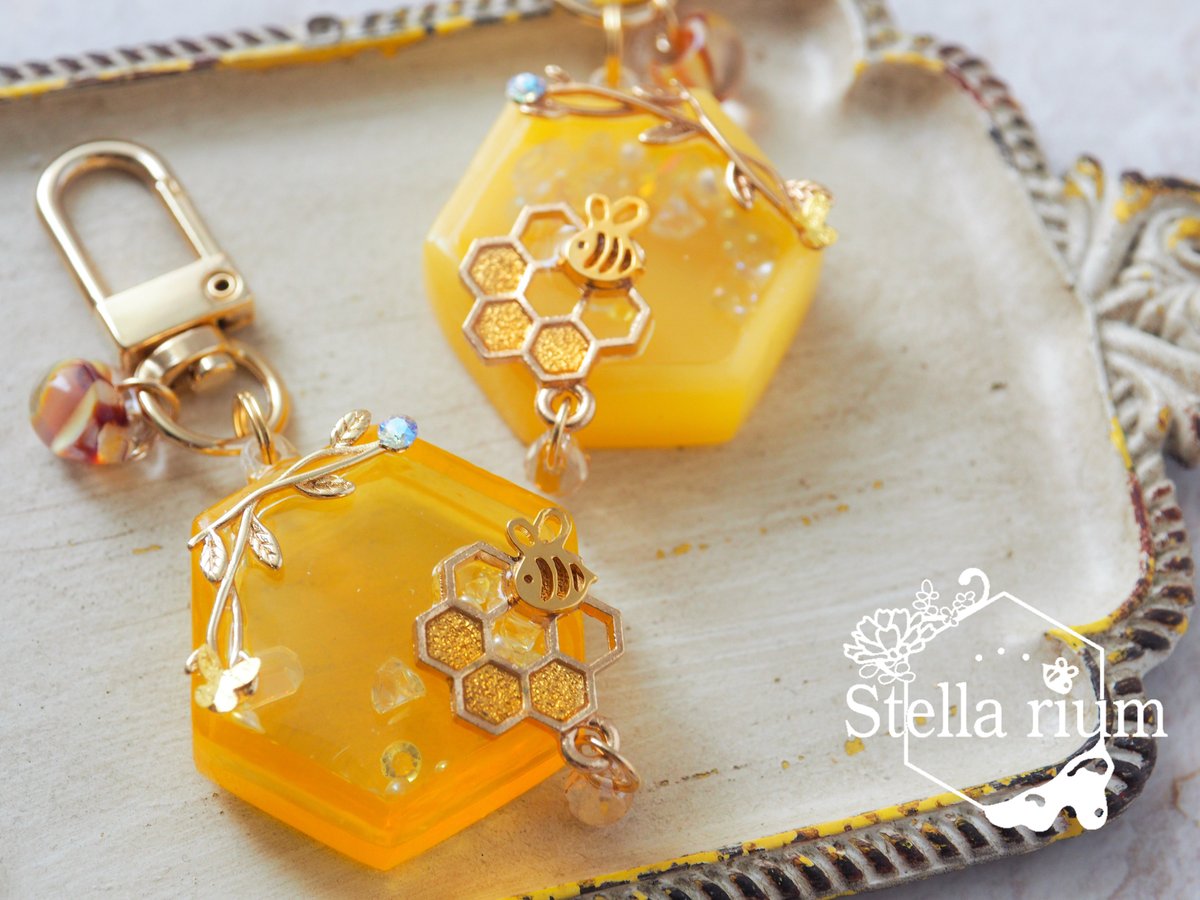 はちみつモチーフをメインに制作しております𓏸𓈒𓂃𓂃🍯

11/15(土)16(日)両日 #デザフェス62 出展✨
南館４階【 P-148 , 149】にてお待ちしております！

𓊆 イベント 𓊇

10/16-11/2
JAM POT個展「 #HoneyStarlight 」

𓊆 委託 𓊇

<a href="/SHOPpeaberry/">SHOPpeaberry</a> 様
宙フェス夜市

Thanks <a href="/Lupopo_cafe/">*LUPOPO cafe&gallery* 三軒茶屋の糖質オフのケーキ専門カフェとハンドメイドのお店</a> 様🌟.*˚