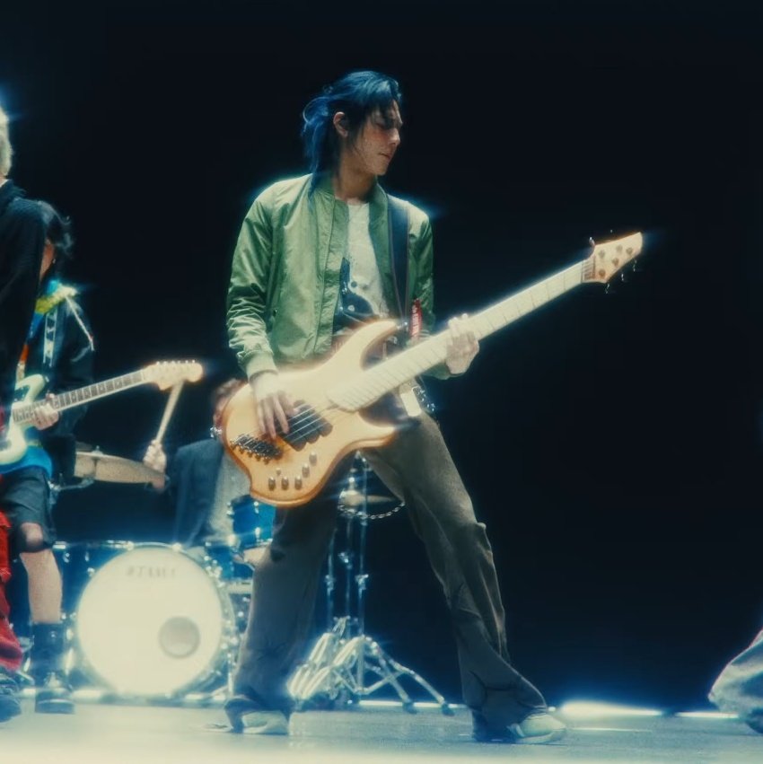 JOOYEONLOOKS's tweet image. Half ponytail Jooyeon with his gold hercules 💛