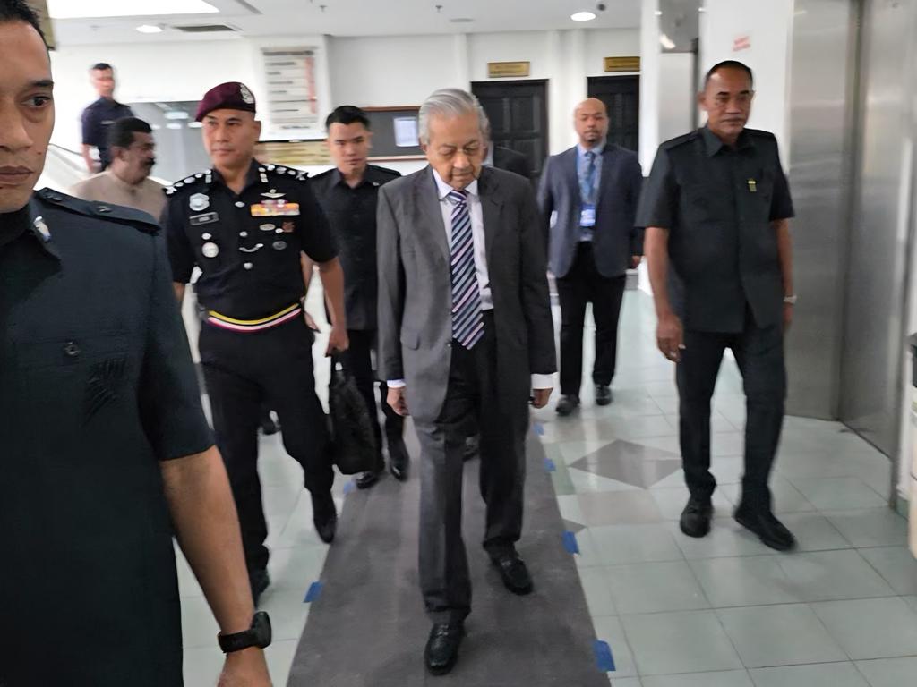 chedetofficial's tweet photo. Tun Dr Mahathir bin Mohamad hari ini tiba di Mahkamah Tinggi Shah Alam bagi prosiding kes saman sivil Tun Dr Mahathir terhadap Datuk Seri Anwar Ibrahim. https://t.co/5a5rmqc0RP