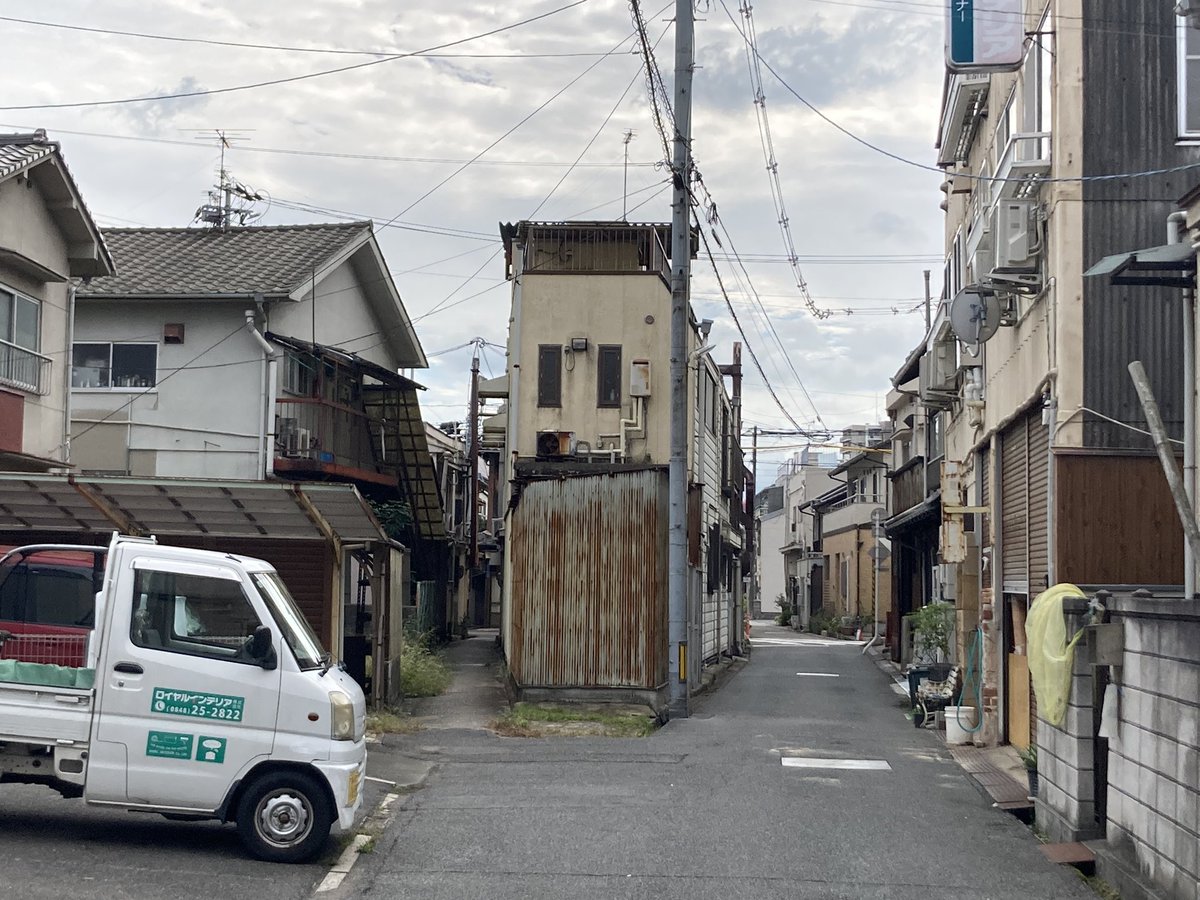 本日もオープンしました
12:00-18:00.

秋らしく曇り空。
しっかり週が明けてから
気温が下がってきました。
一枚羽織ってがちょうどいい感じです。

今日ものんびり営業です。