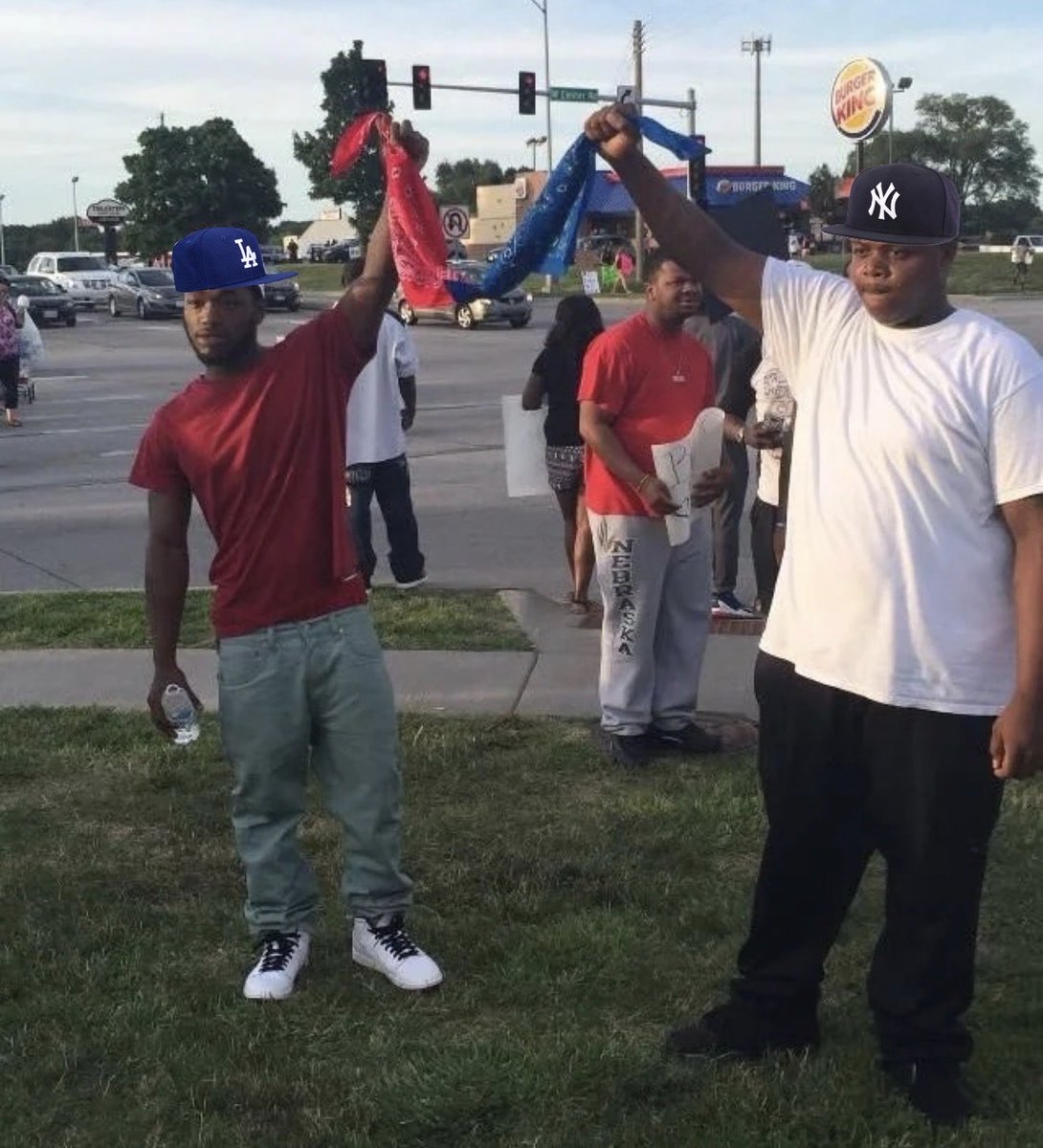 JLas43_'s tweet image. Yankees fans and Dodgers fans uniting during the World Series after they were just at each other’s throats in 2024 😂