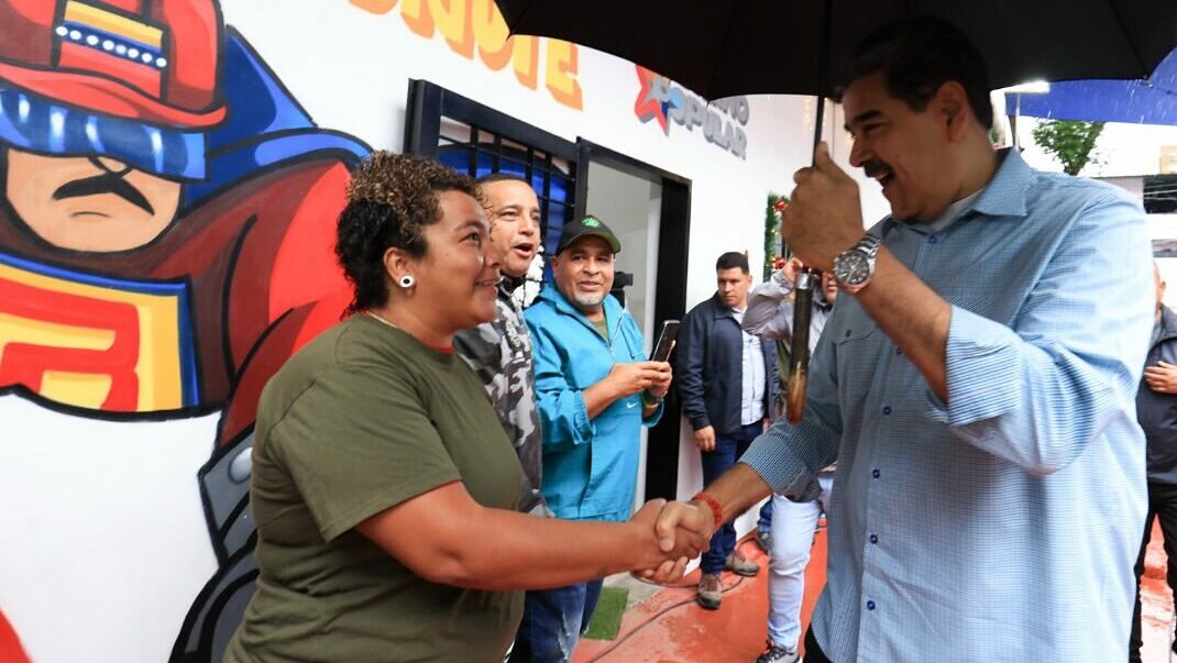 elenaa_oficial's tweet image. A 13 años del Golpe de Timón, el presidente Maduro inauguró la Sala de Autogobierno en la Comuna Las 8 Raíces de Mecedores, reafirmando el poder popular como eje de la transformación socialista. 🏡✊ #Autogobierno #PoderPopular #GolpeDeTimón