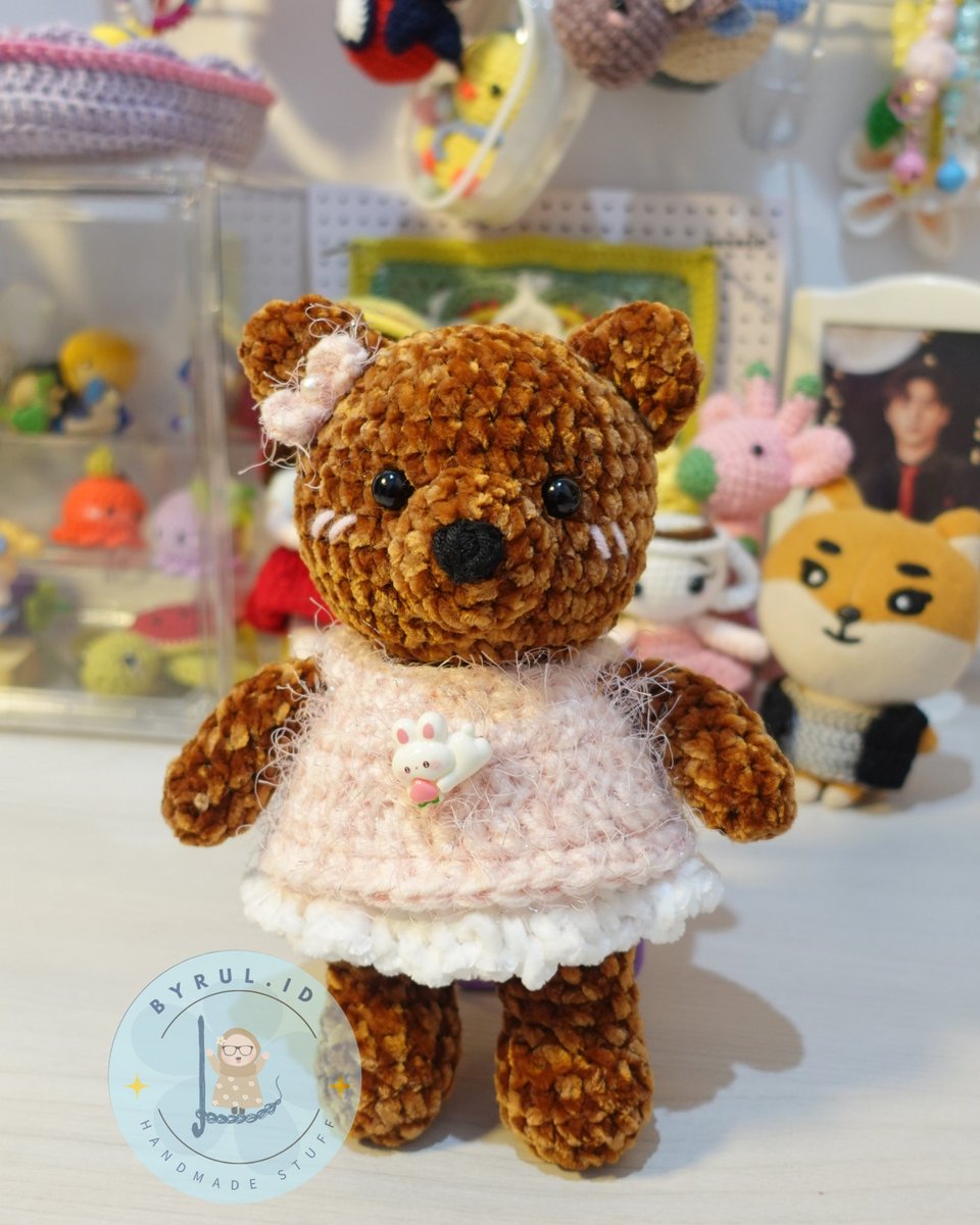 🐻 Cutie Bow Bear ✨🐻🩷

Kebetulan lagi mau abisin benang coklat" ini, jadilah buat beruang manis 😁 pliss kasih inspirasi lagi buat ngabisin benang" coklat ini..

🧶 Yarn : Velvet, milco 5ply, fancy yarn
🪡 Hook : 6mm
🎀 Pattern : ChubbiesbyAsh 

#SudutRajutMonthlyChallenge
