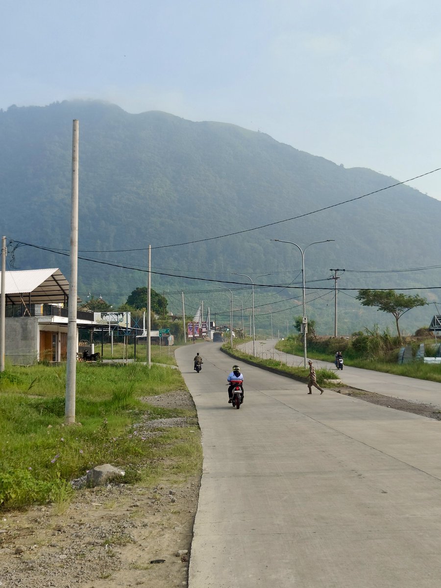 Rute jogging pagi ini 😍

Dari jalannya ada yg tau ini di mana? Videonya sering seliweran di reels 😂