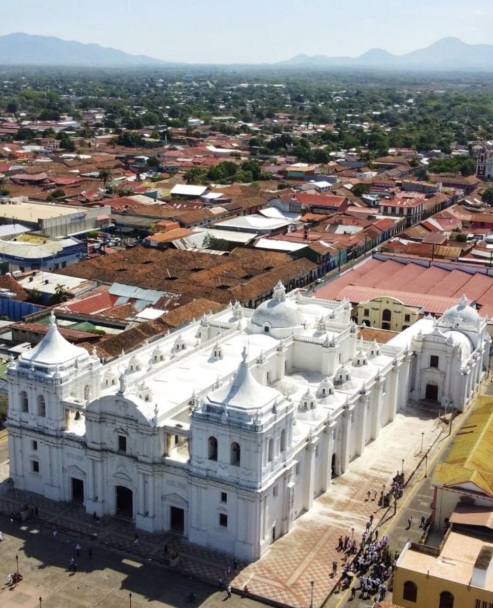 historia_ca's tweet image. En el día mundial de las Catedrales.

Aunque está parcialmente en ruinas, la antigua Catedral de Santiago de Guatemala sigue siendo la más grande de Centroamérica. Le secunda la Catedral de León (Nicaragua).

Ambas son las únicas catedrales centroamericanas de 5 naves.