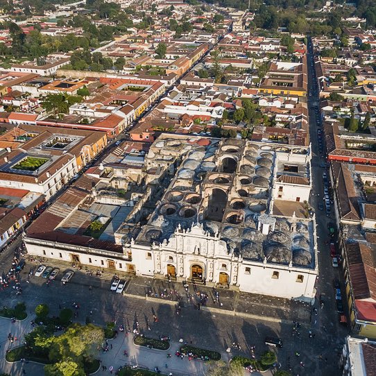 historia_ca's tweet image. En el día mundial de las Catedrales.

Aunque está parcialmente en ruinas, la antigua Catedral de Santiago de Guatemala sigue siendo la más grande de Centroamérica. Le secunda la Catedral de León (Nicaragua).

Ambas son las únicas catedrales centroamericanas de 5 naves.