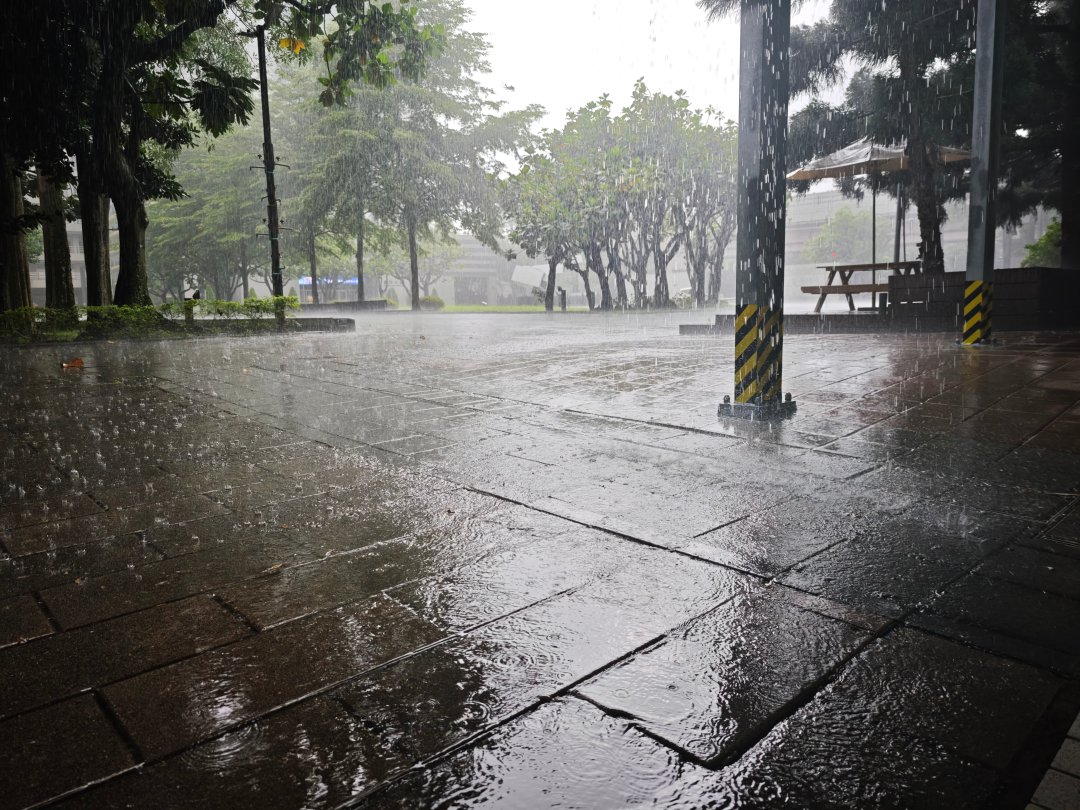 帰ってきた瞬間、窓の外はまだ雨模様。
