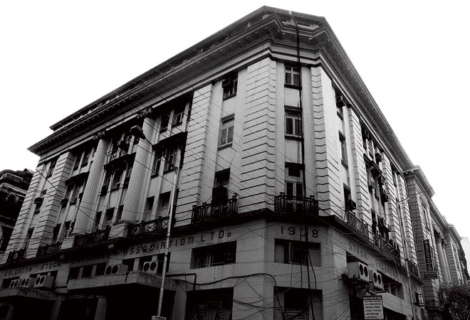Rohulaafzal's tweet image. End of an era 💔
After 117 long years, the Calcutta Stock Exchange is finally shutting down.Once one of Asia’s oldest and most respected exchanges, it’s now exiting the business after struggling to meet SEBI’s rules and years of low trading activity~®
#CSE #StockMarket #India