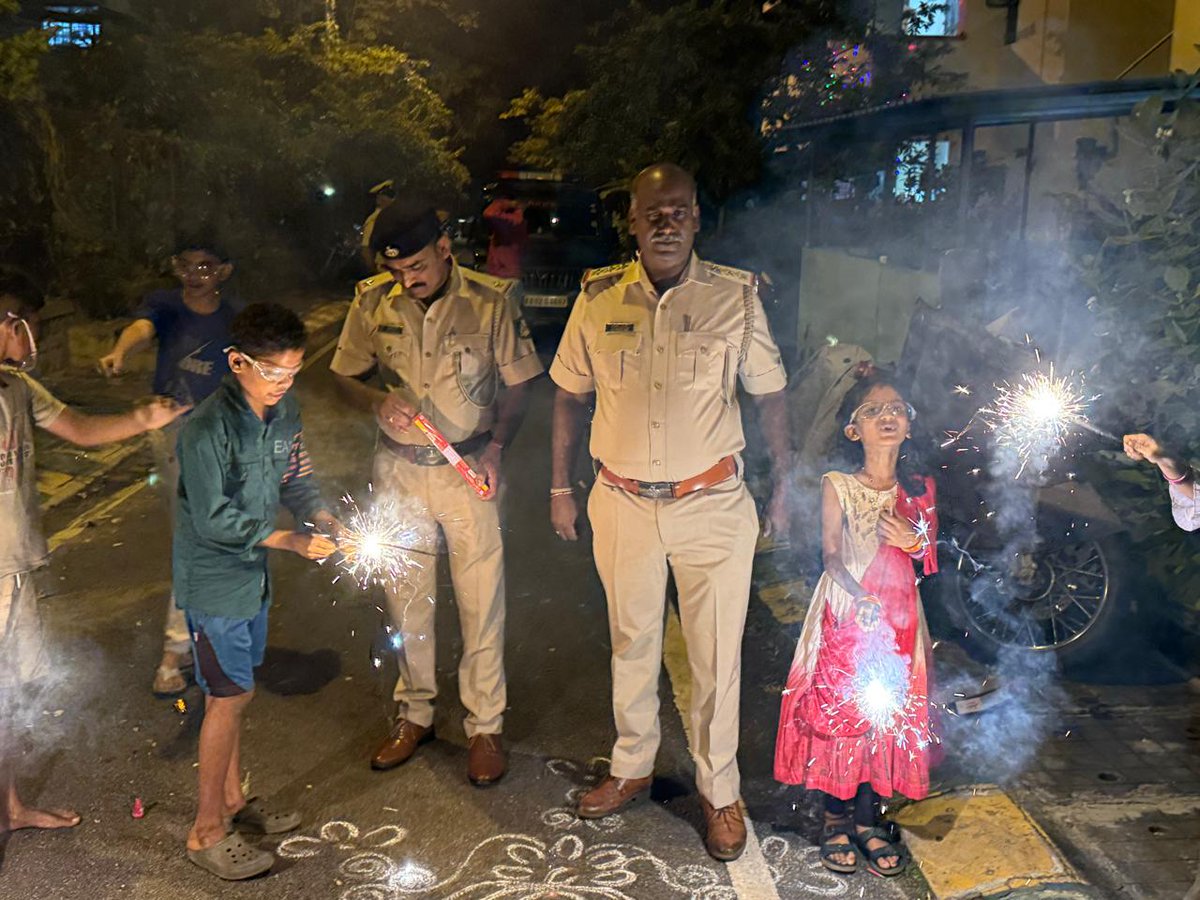 ದೀಪಗಳ ಹಬ್ಬದ ಈ ದೀಪಾವಳಿಯಂದು ಠಾಣಾ ವ್ಯಾಪ್ತಿಯಲ್ಲಿ ಬರುವ ತ್ಯಾಗರಾಜನಗರ ಪೊಲೀಸ್ ವಸತಿ ಗೃಹಗಳ ಅಧಿಕಾರಿ ಸಿಬ್ಬಂದಿ ಹಾಗೂ ಮಕ್ಕಳೊಂದಿಗೆ ದೀಪಾವಳಿ ಶುಭಾಶಯ ಕೋರುತ್ತಾ, ಸಂಭ್ರಮದ ವಿಶೇಷ ನೋಟ