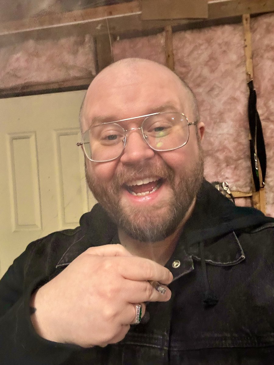 Finally over this stomach Flu!! 

Back live tomorrow night singin &amp; SCREAMIN new songs and loops 🍃

Hi from the garage🦆