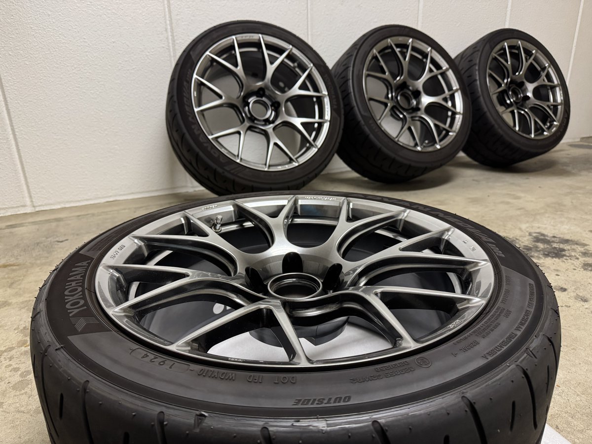 take_word's tweet image. ★再掲
BBS RE-V7 18inch 9.5J +22 PCD114.3
ADVAN AD09 265/35R18
街乗り2,500km
サーキット等未使用
室内保管
センターキャップ未使用付き
BBSロックナット付き
ホイール裏表コーティング済
ホイール（タイヤ）のみ販売可
分割払不可
ご興味ございましたらDMお願いします。
#GRカローラ #BBS #RAYS