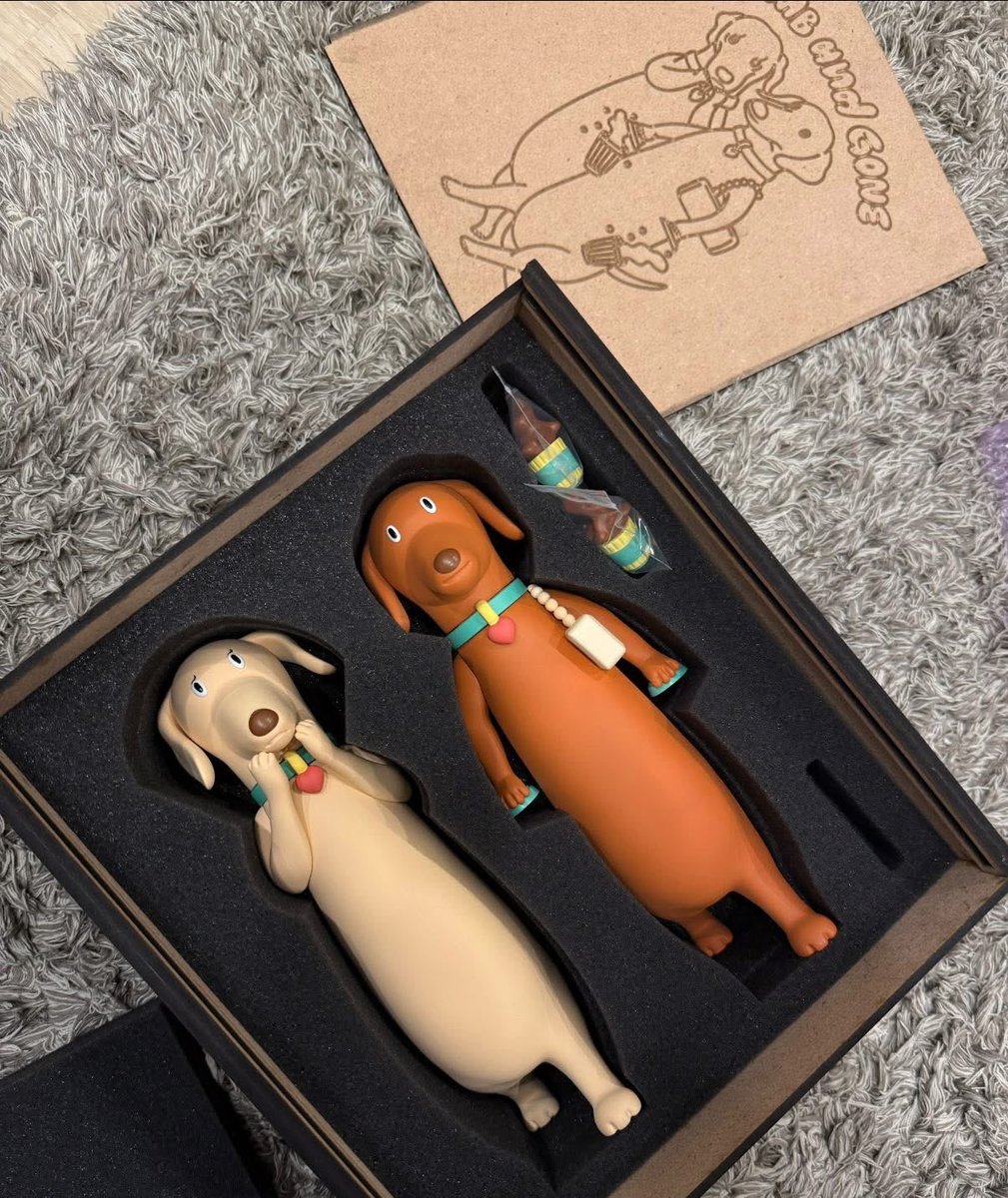 pnkff_'s tweet image. Art toy ตัวแรกในชีวิตตตต🌭❤️ ตื่นเต้นมากๆๆฟินสุดๆ น้องชื่อว่า Grab and Gone พยายามจะเจนเทิ้ลแมนถือกระเป๋าถือน้ำให้สาวสรุปทำกาแฟร่วง555555555555 แวะไปดูน้องเด๋อได้ที่งาน I like a bit of trouble exhibition บน kich ari space น้า🤩🎉