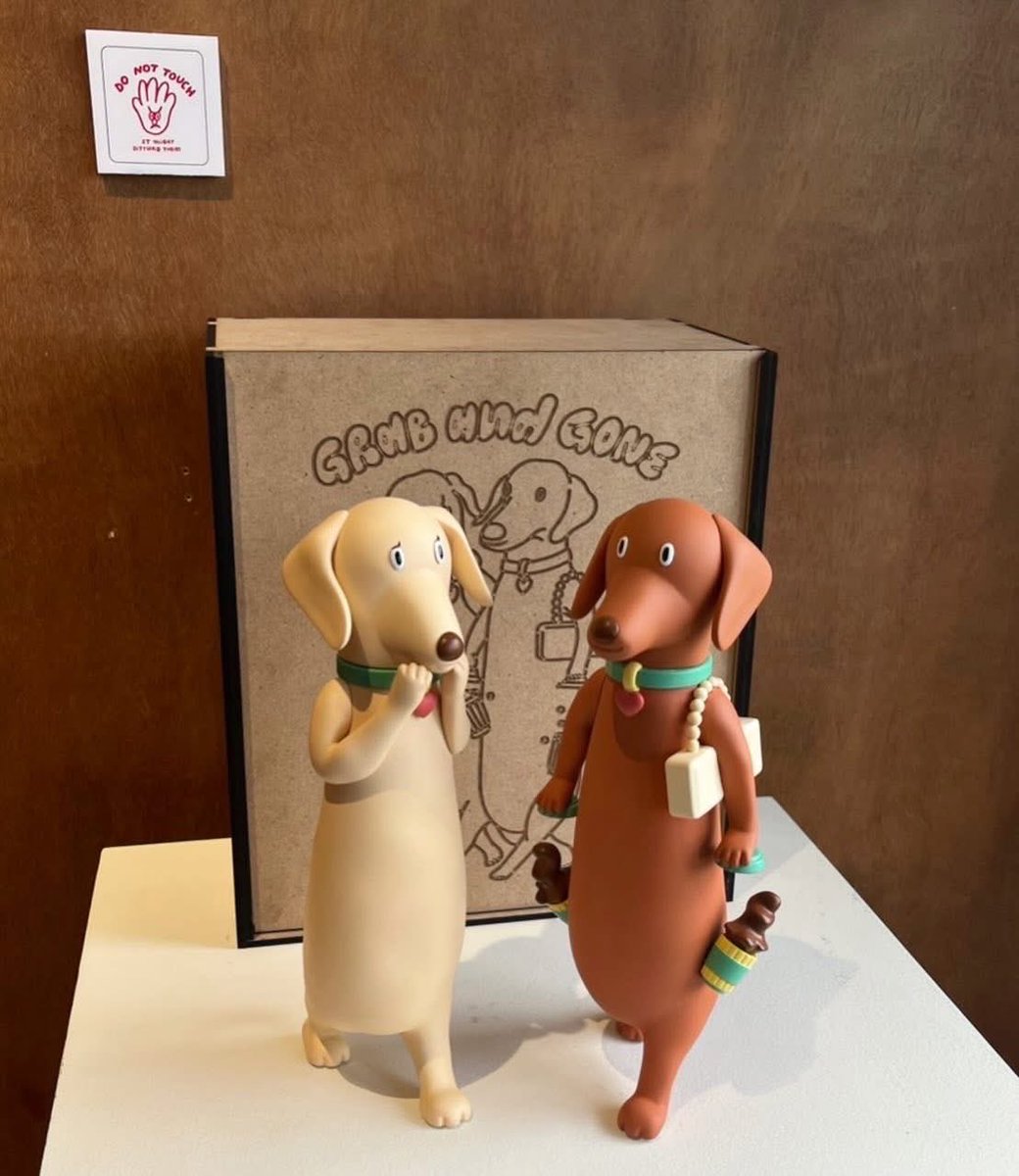 pnkff_'s tweet image. Art toy ตัวแรกในชีวิตตตต🌭❤️ ตื่นเต้นมากๆๆฟินสุดๆ น้องชื่อว่า Grab and Gone พยายามจะเจนเทิ้ลแมนถือกระเป๋าถือน้ำให้สาวสรุปทำกาแฟร่วง555555555555 แวะไปดูน้องเด๋อได้ที่งาน I like a bit of trouble exhibition บน kich ari space น้า🤩🎉