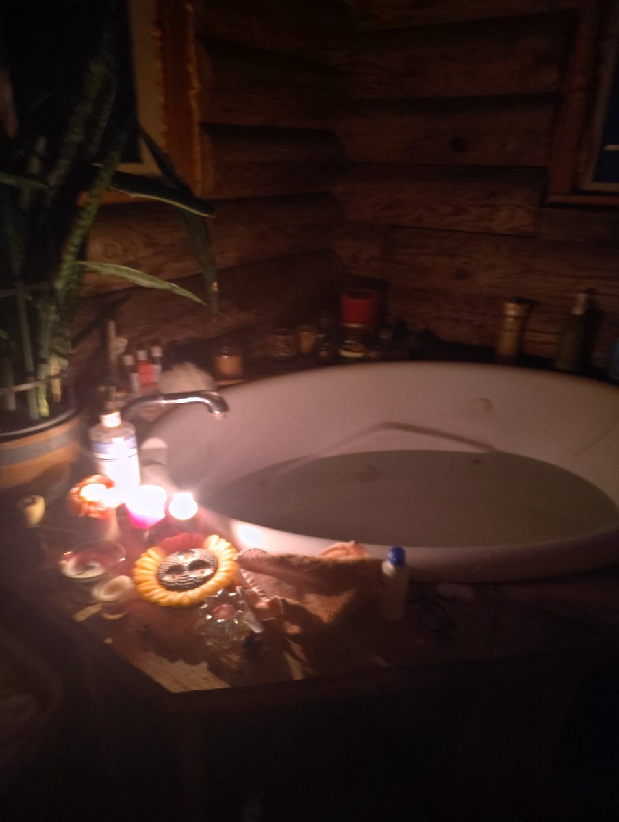 AlmostAmish1's tweet photo. Yes, I have a long hard work day but I get to soak in a hot tub and relax at night. Back in the one room cabin with all the kids this was not a luxury I had. Life is good. Simple things others take for granted. #runningwater #chopwoodcarrywater https://t.co/nQNhsnSTBs