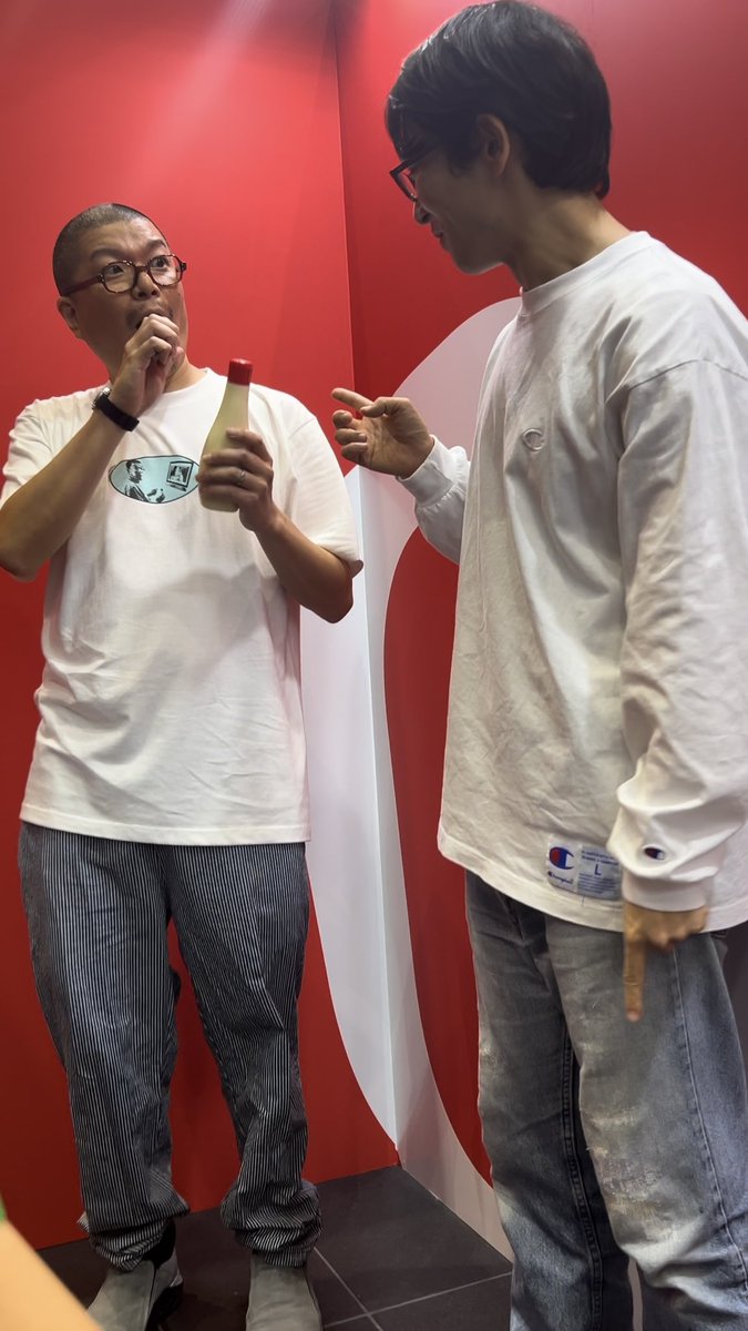 k_omo_ebi's tweet photo. どこかからからマヨネーズときゅうりを取り出してtシャツ再現してくれる松岡さん https://t.co/H7njN0l3Xc