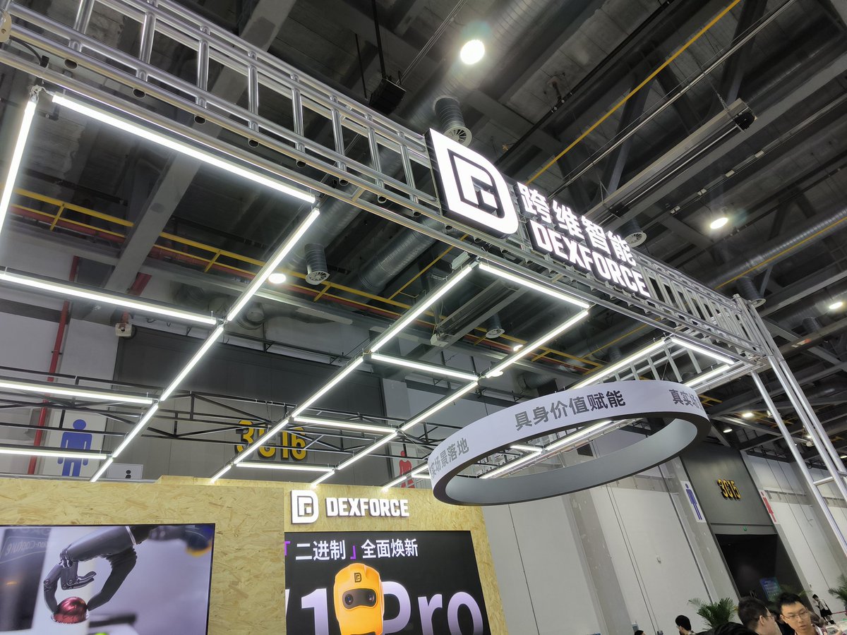 YimingWang107's tweet image. robot coffee #IROS by #DexForce #HumanoidRobot