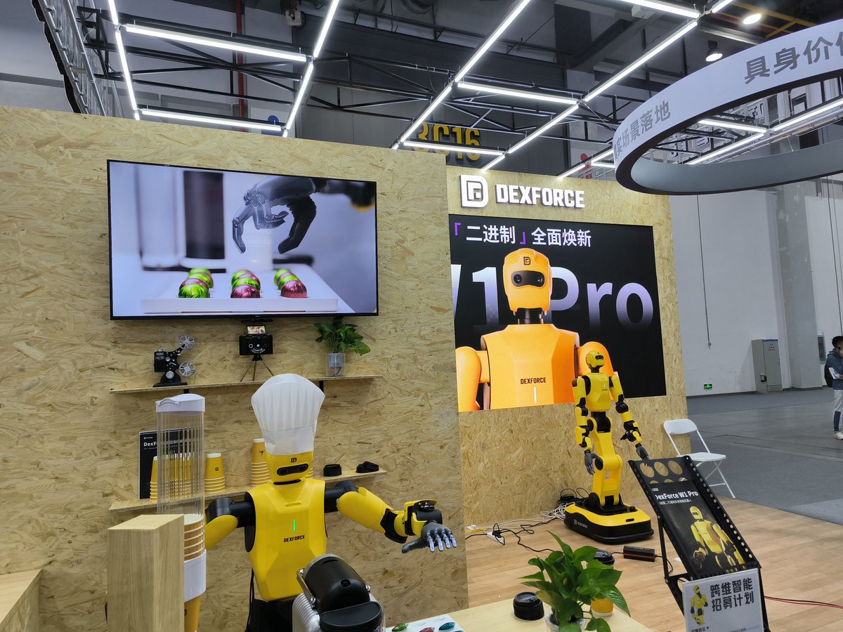 YimingWang107's tweet image. robot coffee #IROS by #DexForce #HumanoidRobot