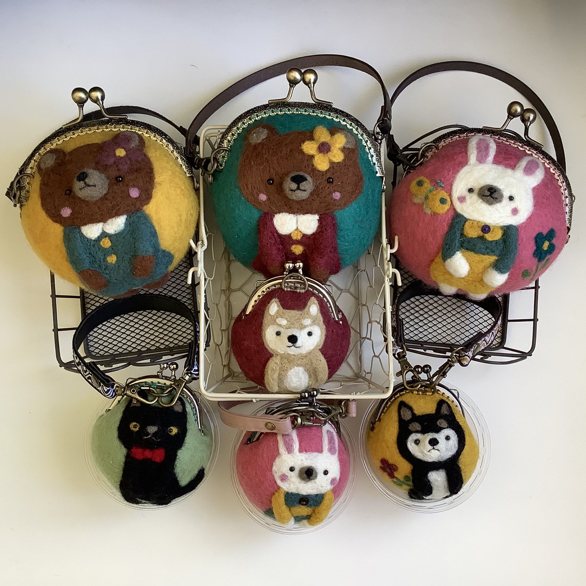 羊毛で人形や動物のがま口やマスコットを作っています。
ちょっぴり幸せを感じて頂けたら嬉しいです。

✿今後の予定✿
11/26～12/2 「ユニコーンの庭のとなりのうめだ手づくり市」（委託）

12/20～21 てづバ大阪（21日のみ）

creemaでマスコットを販売中です！

<a href="/Lupopo_cafe/">*LUPOPO cafe&gallery* 三軒茶屋の糖質オフのケーキ専門カフェとハンドメイドのお店</a> さま