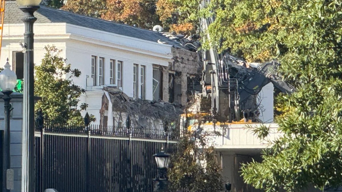 BREAKING:

The U.S. Treasury Department has instructed employees not to photograph or film the ongoing demolition of the East Wing of the White House.