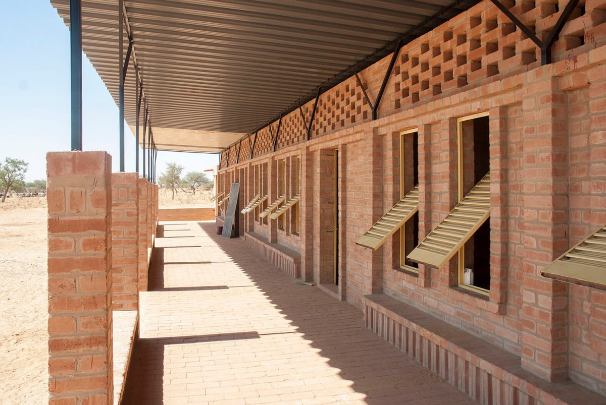 CPMMwangi's tweet image. A primary School in Mali by LEVS architecten.
Built of compressed earth blocks.
There is so much potential in utilizing earth construction for our rural schools.
Just look at this. Marvellous!