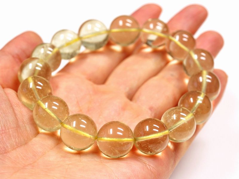 ★商品紹介★リビアングラス★

リビアングラスは、モルダバイトと並び隕石が衝突した際の爆発で地表の鉱物が溶けてできたとされるインパクトガラス（隕石の衝突によってできた天然ガラス）ですが、独特のイエローの風合いはこの石だけの魅力です。