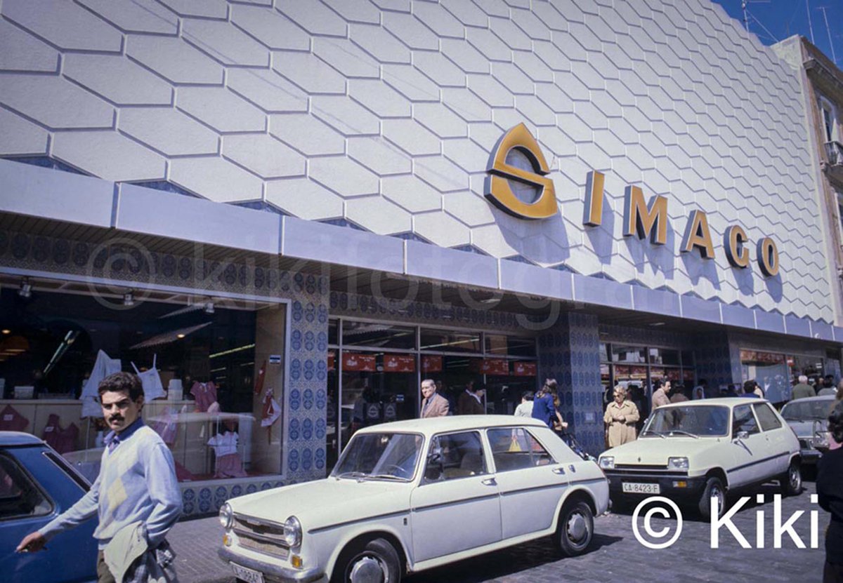 𝐓𝐚𝐥 𝐝𝐢́𝐚 𝐜𝐨𝐦𝐨 𝐡𝐨𝐲 𝐡𝐚𝐜𝐞𝐫 𝟒𝟓 𝐚𝐧̃𝐨𝐬.
Cuando se aparcaba en la misma puerta de Simago.
¿Quién no ha comprado un pollo congelado en este supermercado?
Esta foto forma parte de la 𝐌𝐞𝐦𝐨𝐫𝐢𝐚 𝐝𝐞 𝐮𝐧 𝐅𝐨𝐭𝐨́𝐠𝐫𝐚𝐟𝐨.